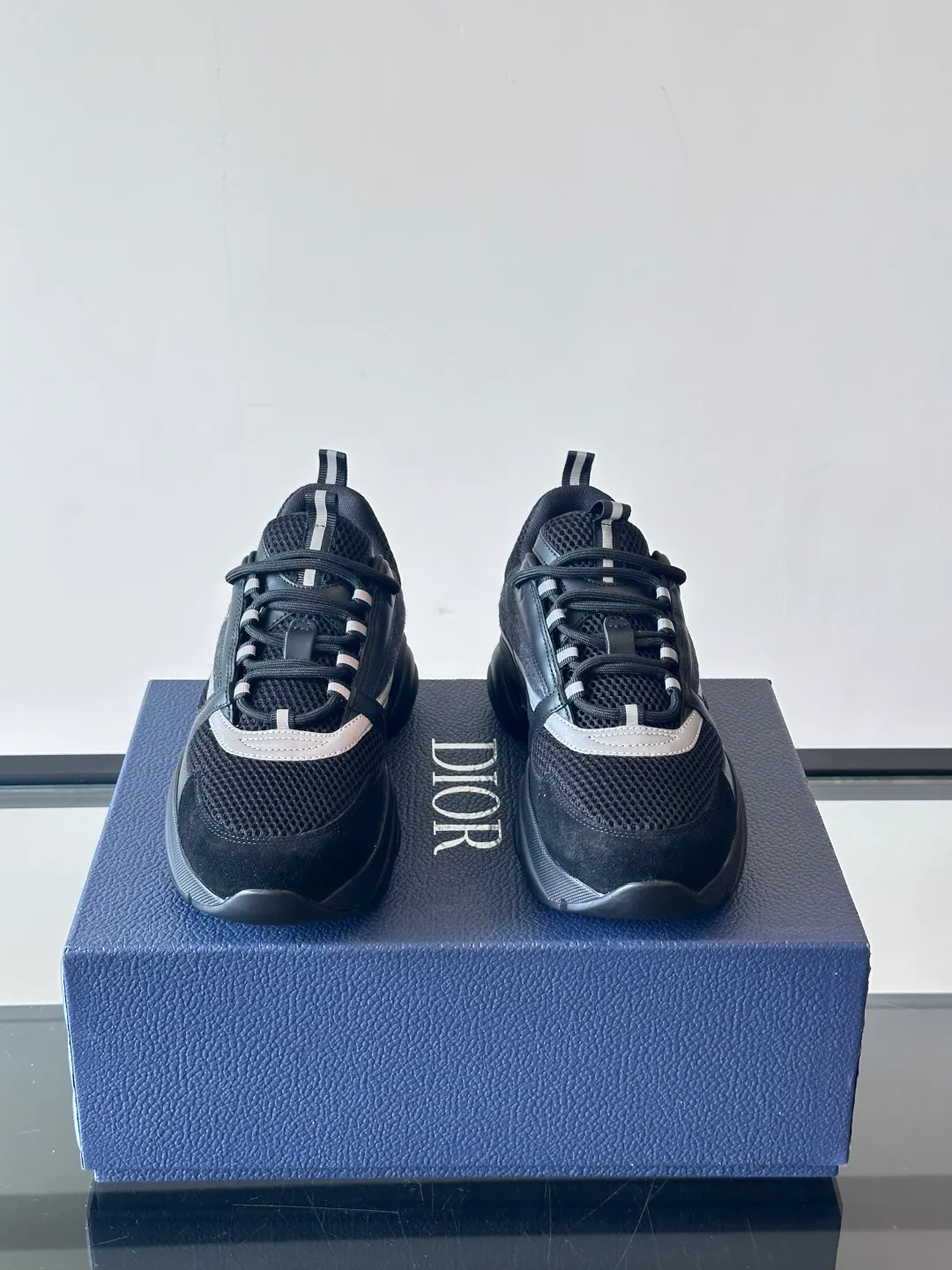 Factory price: 480💰 ◾️▫️Dior D®️ x 🆕 (high version) B22 men's jogging fashion sneakers, this single product draws inspiration from retro jogging shoes. It adopts a thick low-top design, with an upper made of black cow leather and mesh fabric, and a black and white engraved rubber sole. Black mesh fabric tongue and heel counters complement black laces, with an embossed "Di~r" logo embellishment on the side. These sneakers can be mixed and matched with a classic suit for a sporty chic look! Size: 39-45 (38, 46 can be customized)